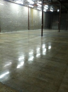 The concrete under epoxy can be polished. 